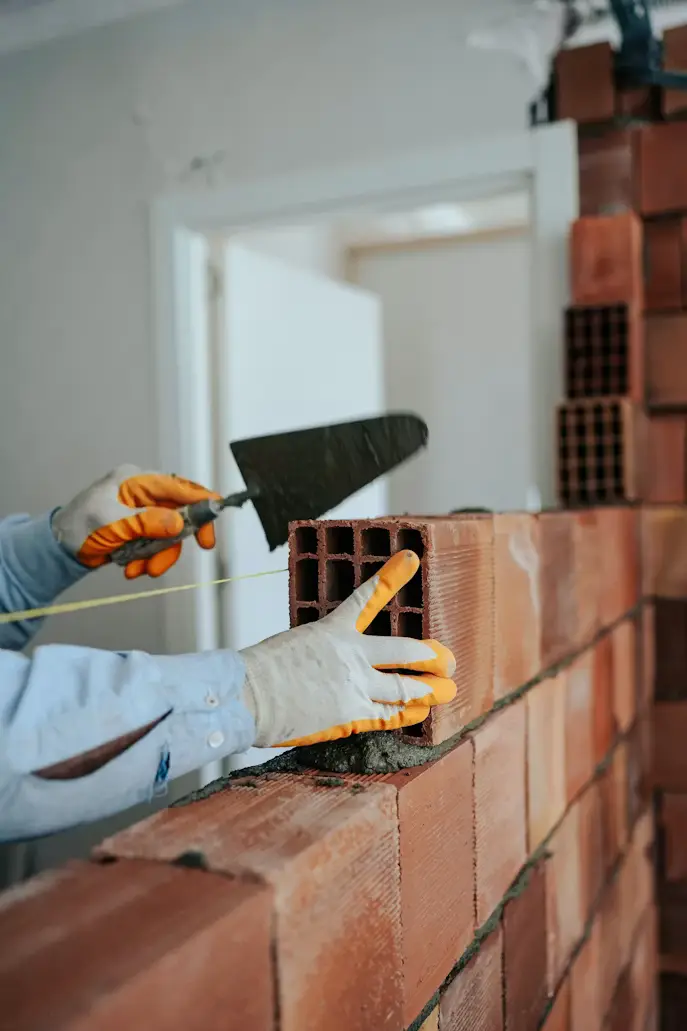 Profissional em trabalhos de alvenaria