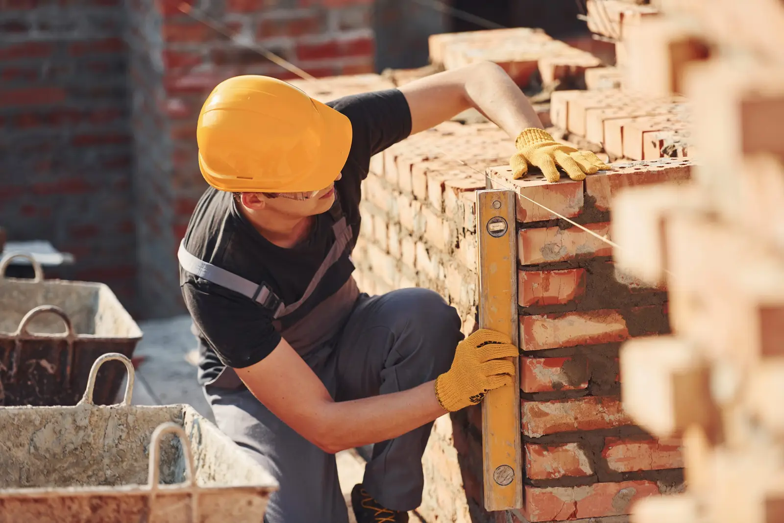 Profissional a nivelar parede com rigor