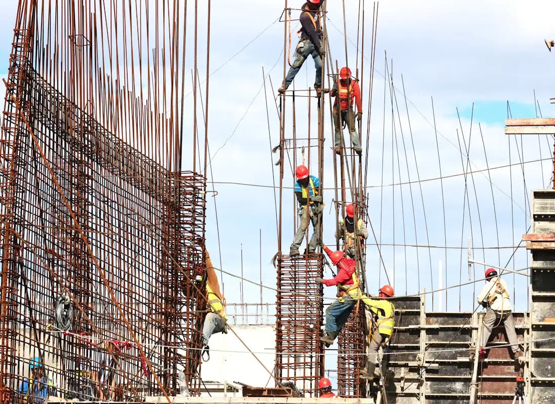 Trabalhadores em estrutura de betão armado