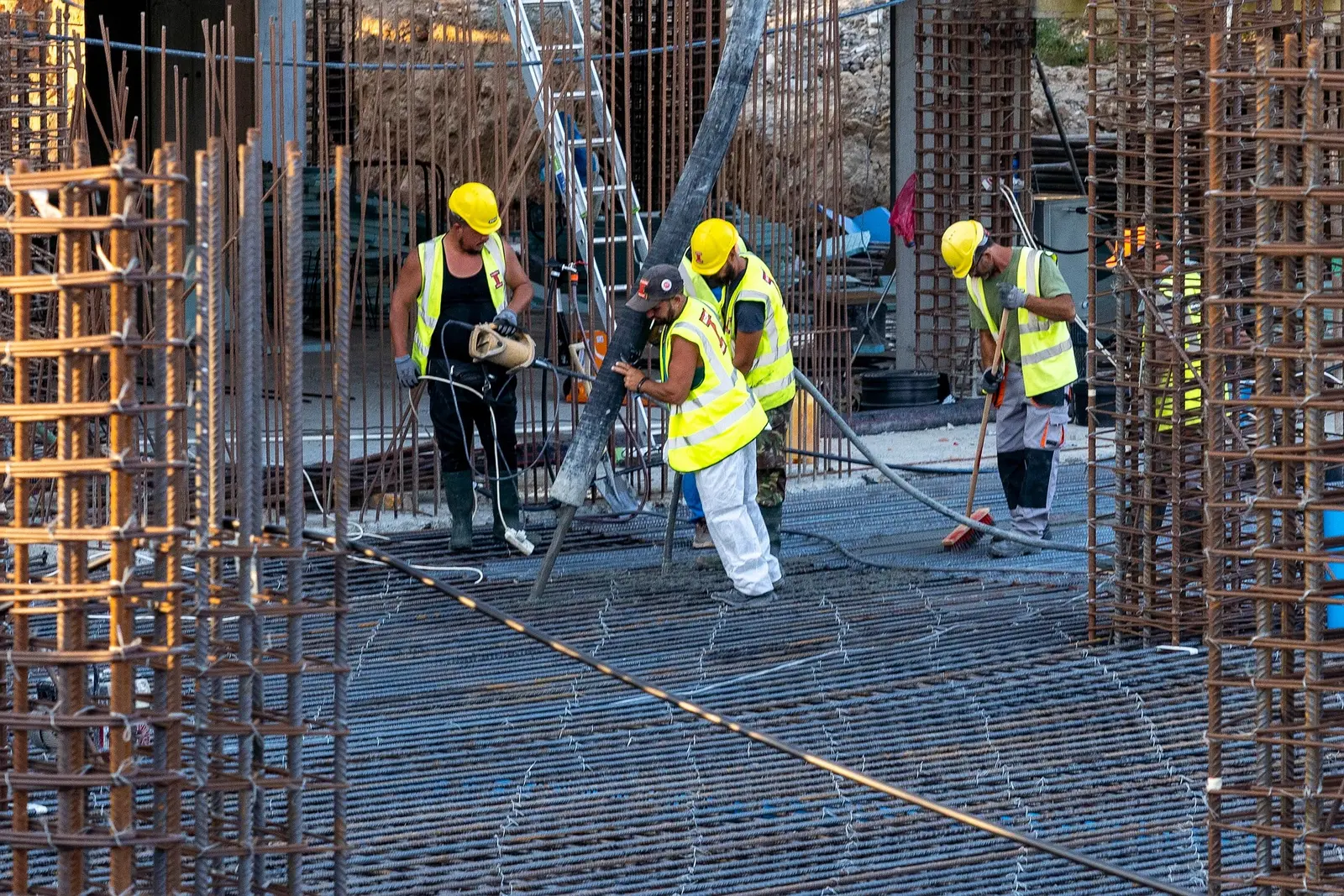 Equipa D&S GROUP em estrutura de betão armado durante a hora dourada